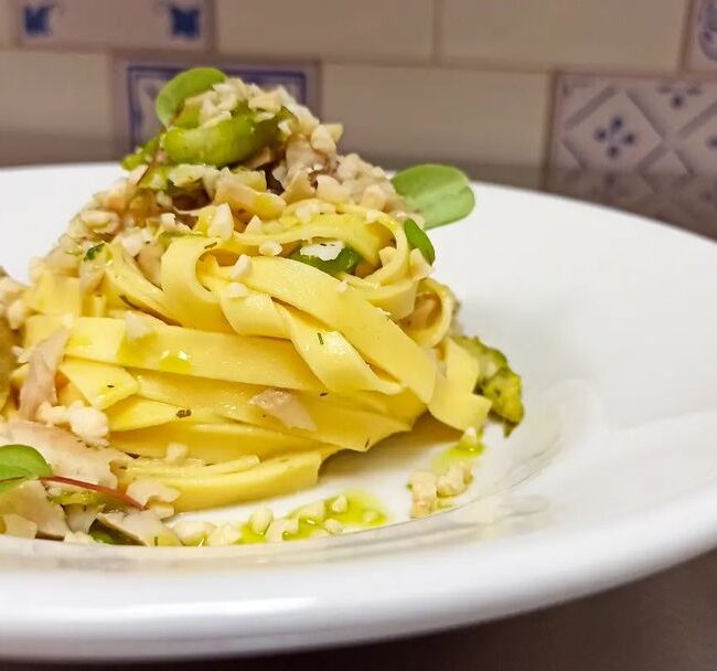 Tagliatelle al ragù di pesce persico e aglio nero di Nibbiola dell'azienda agricola foddis, ricetta della trattoria Da Barone di Alzate di Momo