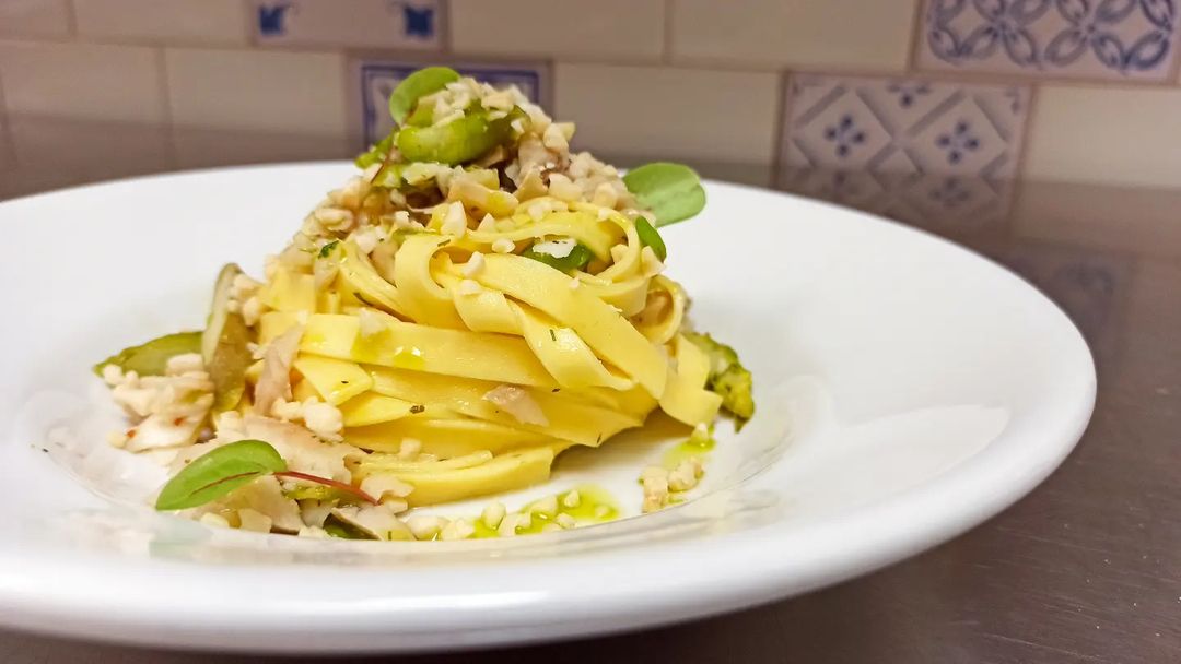 Tagliatelle al ragù di pesce persico e aglio nero di Nibbiola dell'azienda agricola foddis, ricetta della trattoria Da Barone di Alzate di Momo